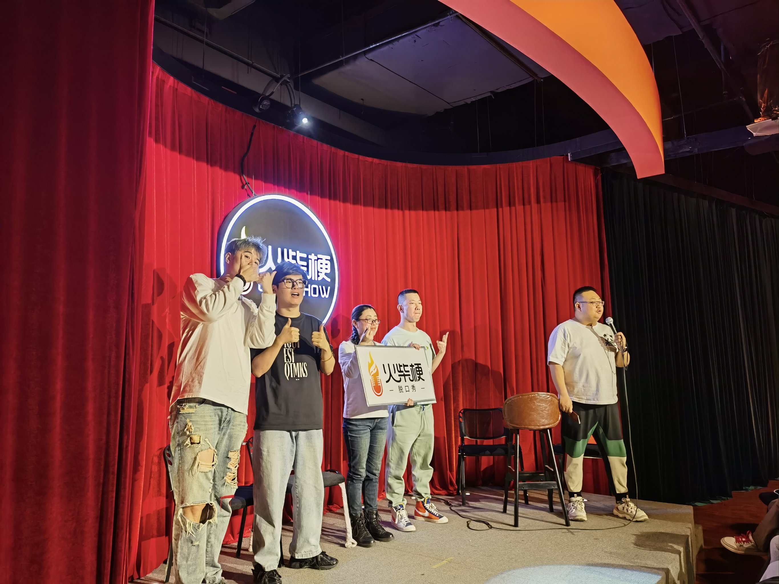 金沙娱乐入口-魔术师表现抢眼，技惊四座引发观众欢呼(魔术师表演大型魔术)